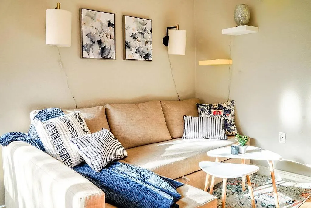 Colorful Downtown Condo, 2 Bedrooms, King Bed Seattle 0*,  United States
