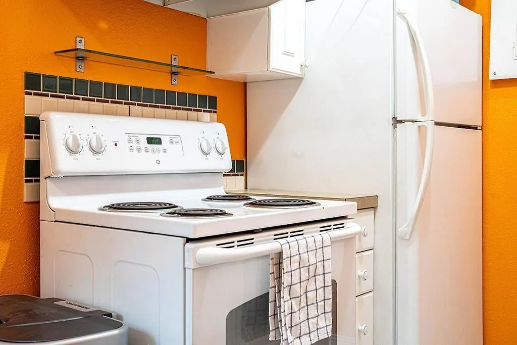 Colorful Downtown Condo, 2 Bedrooms, King Bed Seattle 0*,