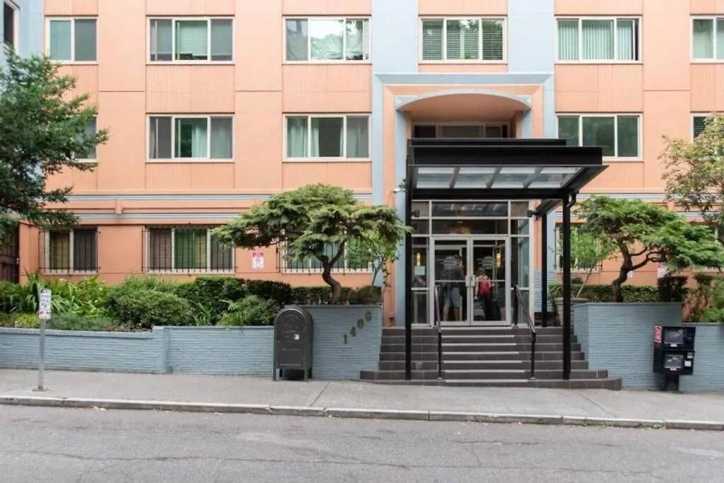 Colorful Downtown Condo, 2 Bedrooms, King Bed Seattle