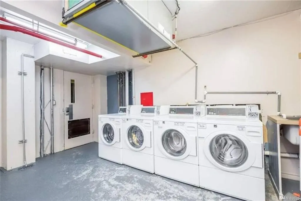 Colorful Downtown Condo, 2 Bedrooms, King Bed Seattle 0*,