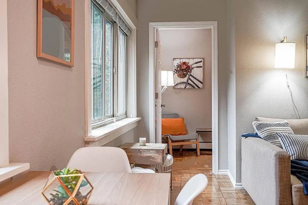 Colorful Downtown Condo, 2 Bedrooms, King Bed Seattle